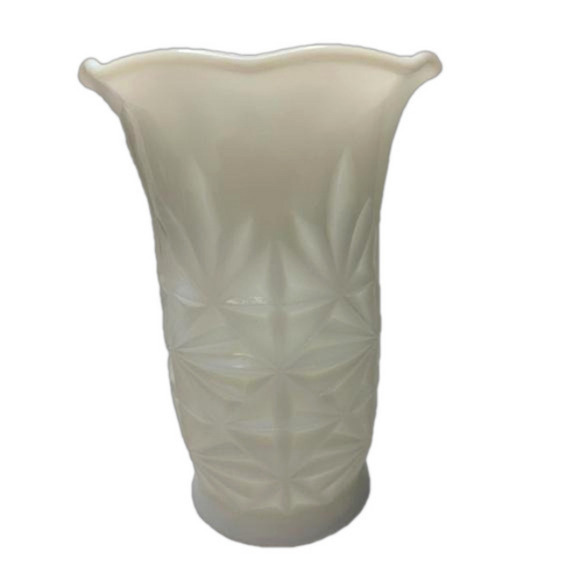 Hazel-Atlas Milk Glass Small Fluted‎ Vase - Picture 1 of 2